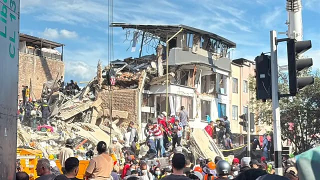 Escombros em Pereira, Colômbia, após o terremoto de agosto de 2026