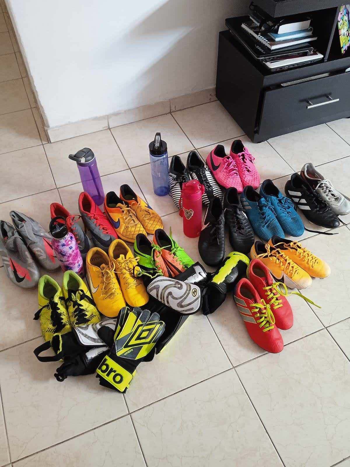 Jovens jogadores com chuteiras doadas