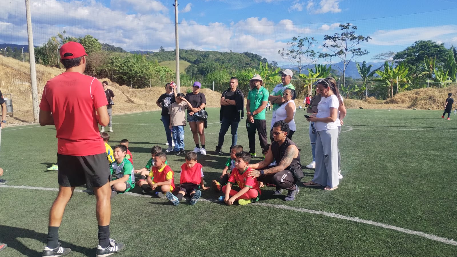 Diego Pérez comparte una práctica con niños, familias y entrenadores de Semillas Verdes en Sevilla