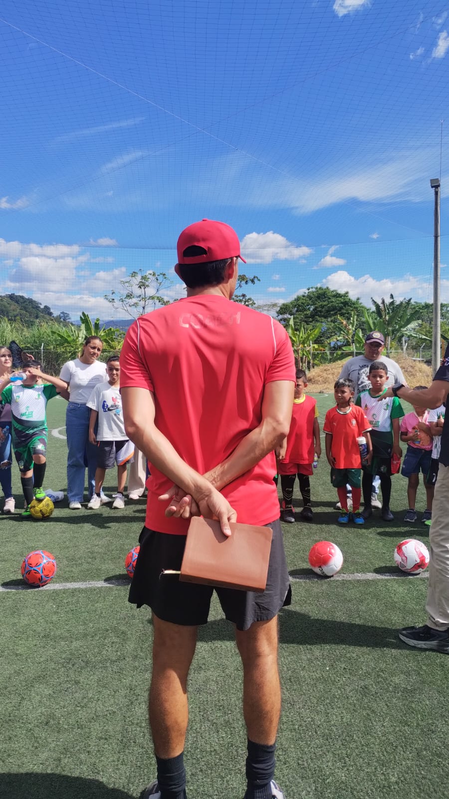 Diego Pérez orienta a los niños de Semillas Verdes durante el entrenamiento