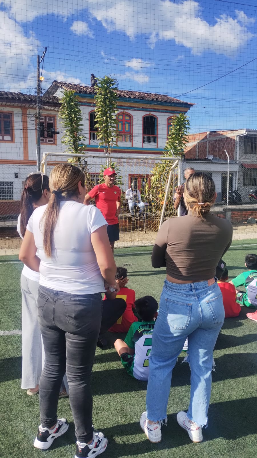 Niños, familias y entrenadores participan en la jornada deportiva de Semillas Verdes
