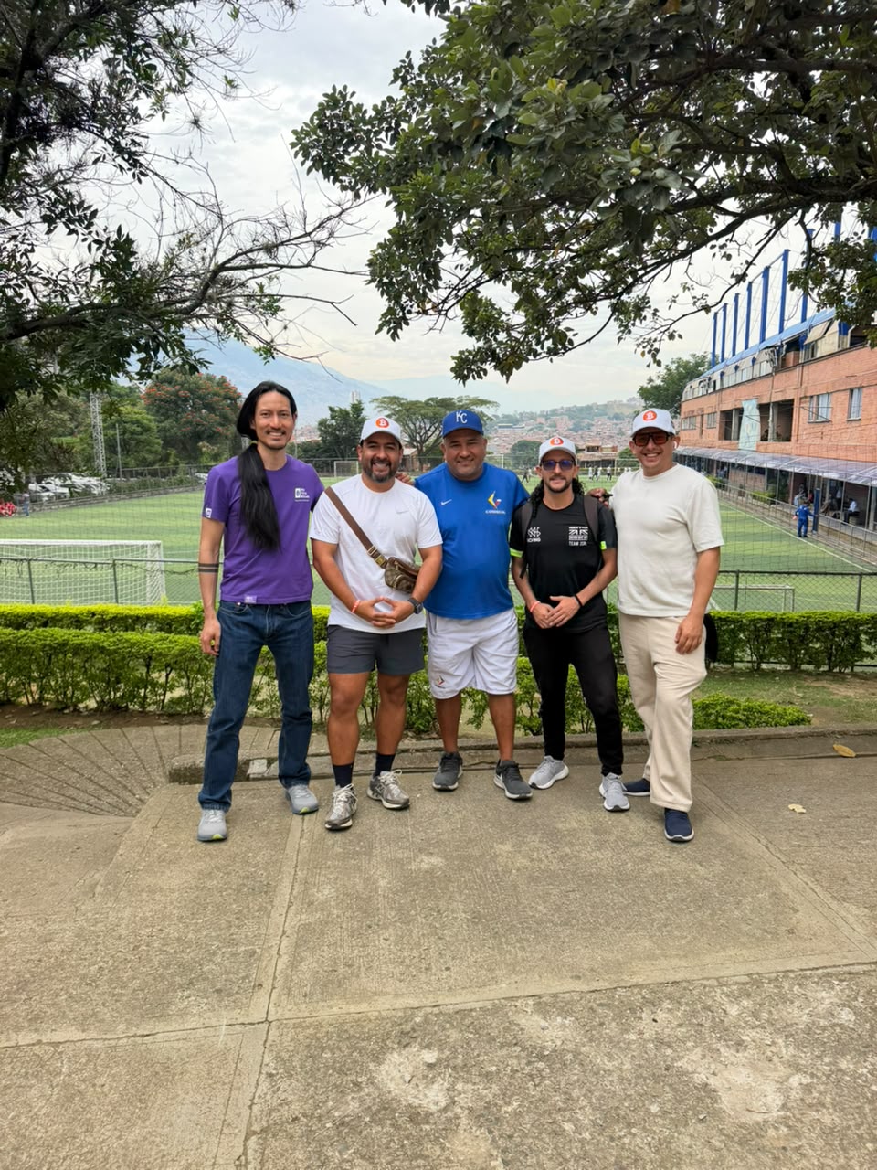 Visita em Bello, Antioquia: Weimar Guzmán, treinador do Halcones de Bello e membro da COSDECOL, com integrantes da Satoshi Team e My First Bitcoin