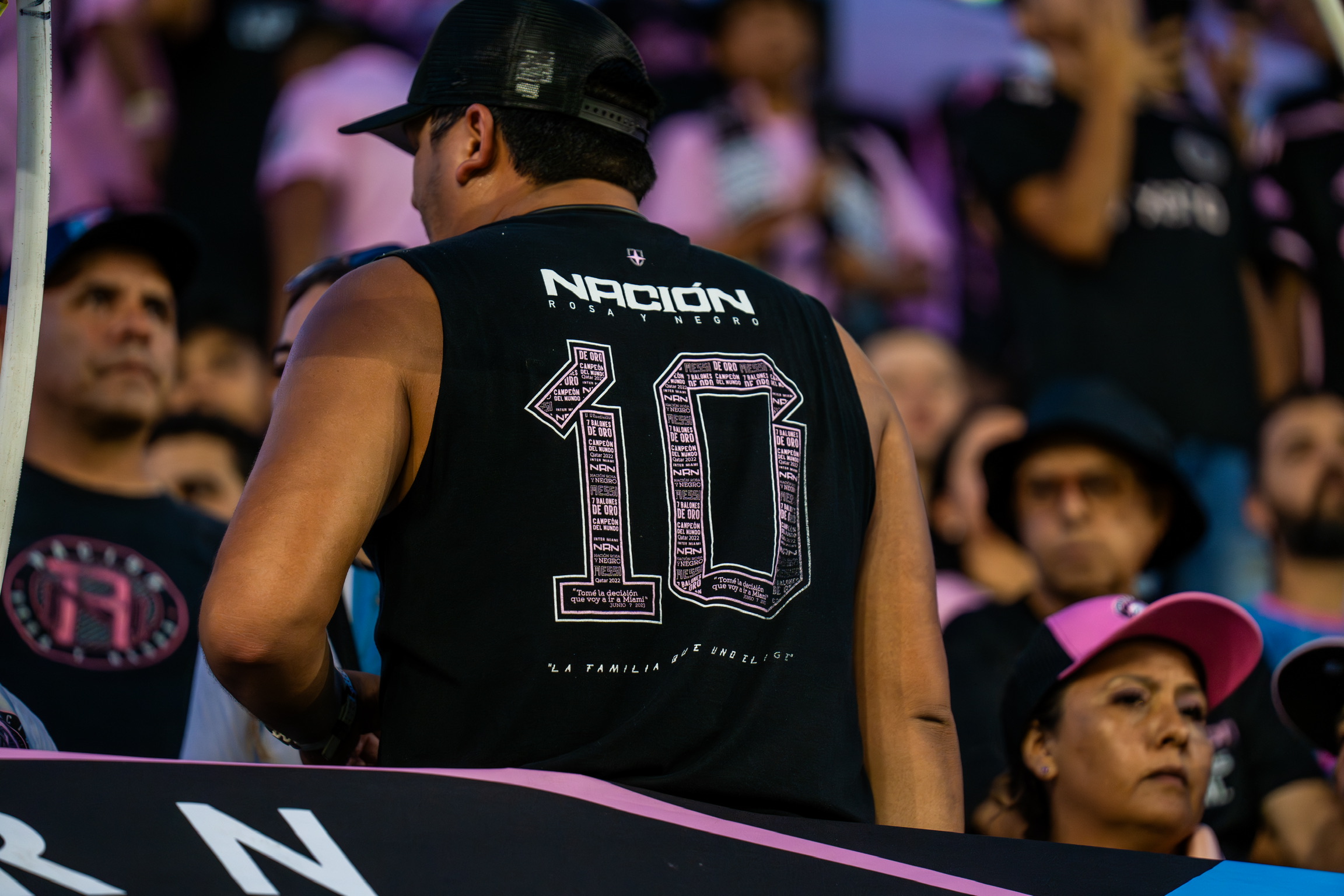 Crianças recebendo chuteiras da FutbolTech