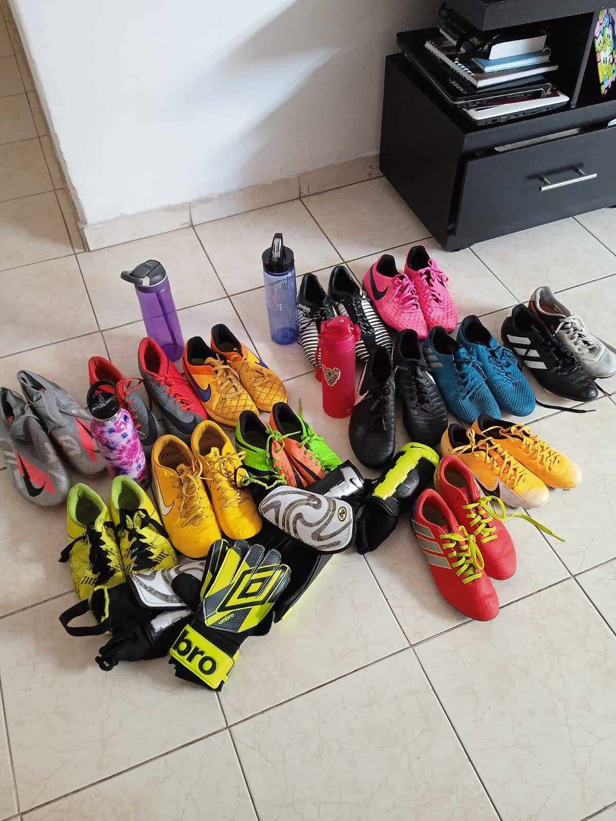 Jovens jogadores com chuteiras doadas