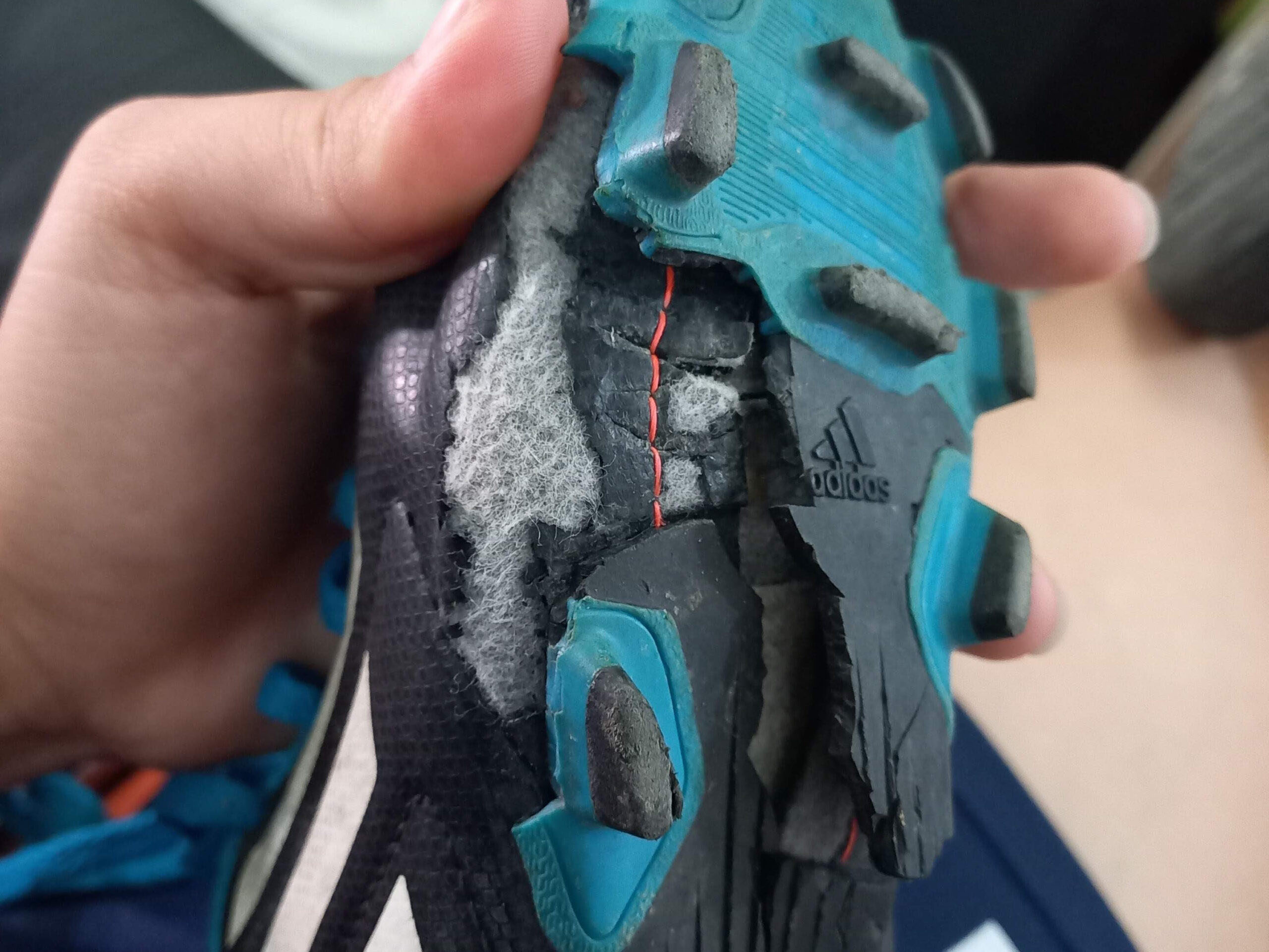 Jovens recebendo chuteiras doadas