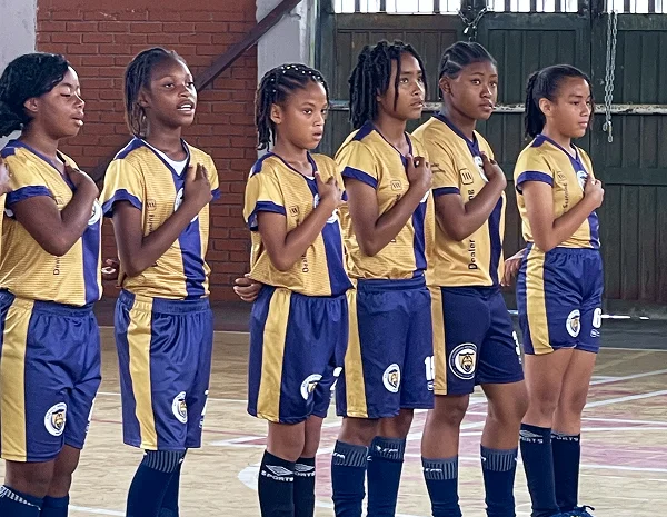 Niñas jugando fútbol